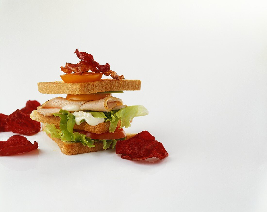 Clubsandwich und Rote-Bete-Chips