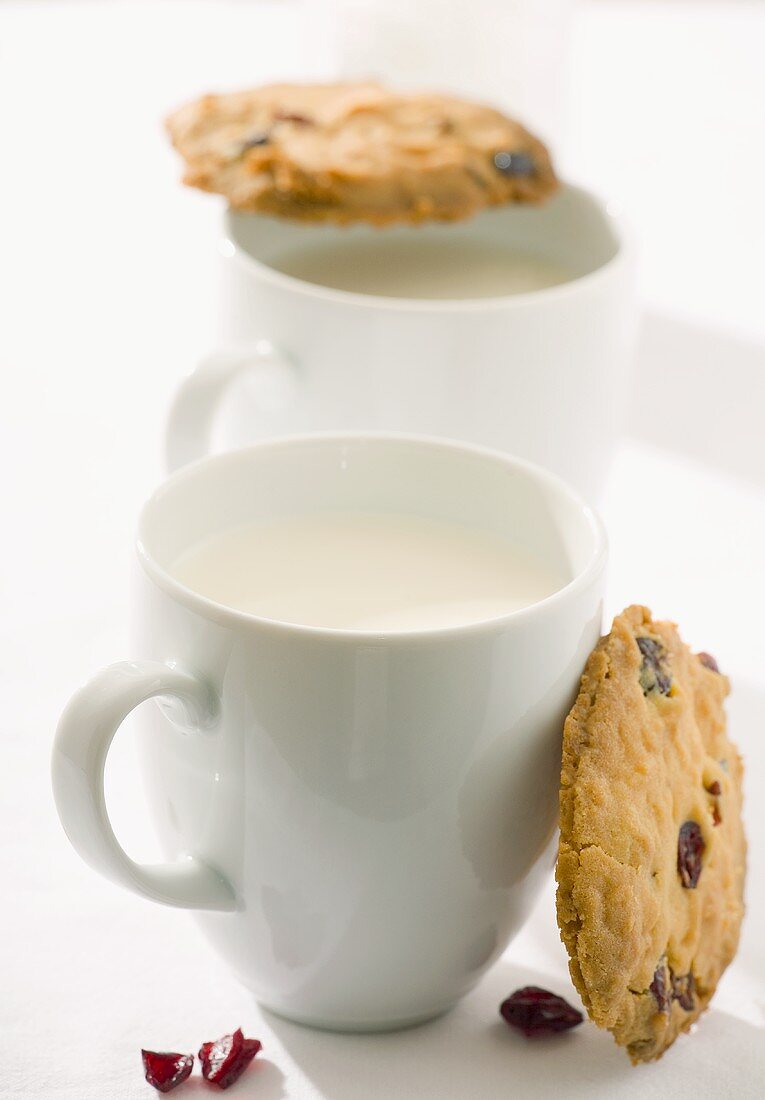 Cranberry-Cookies und zwei Tassen Milch