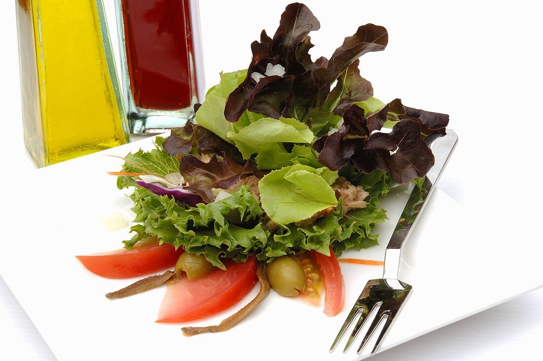 Mixed salad leaves with tomatoes and olives