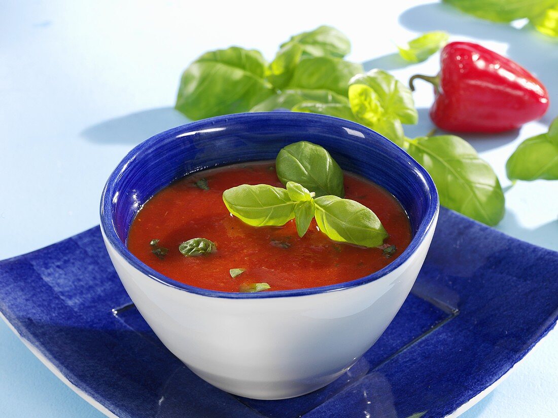 Tomaten-Paprika-Suppe mit Basilikum