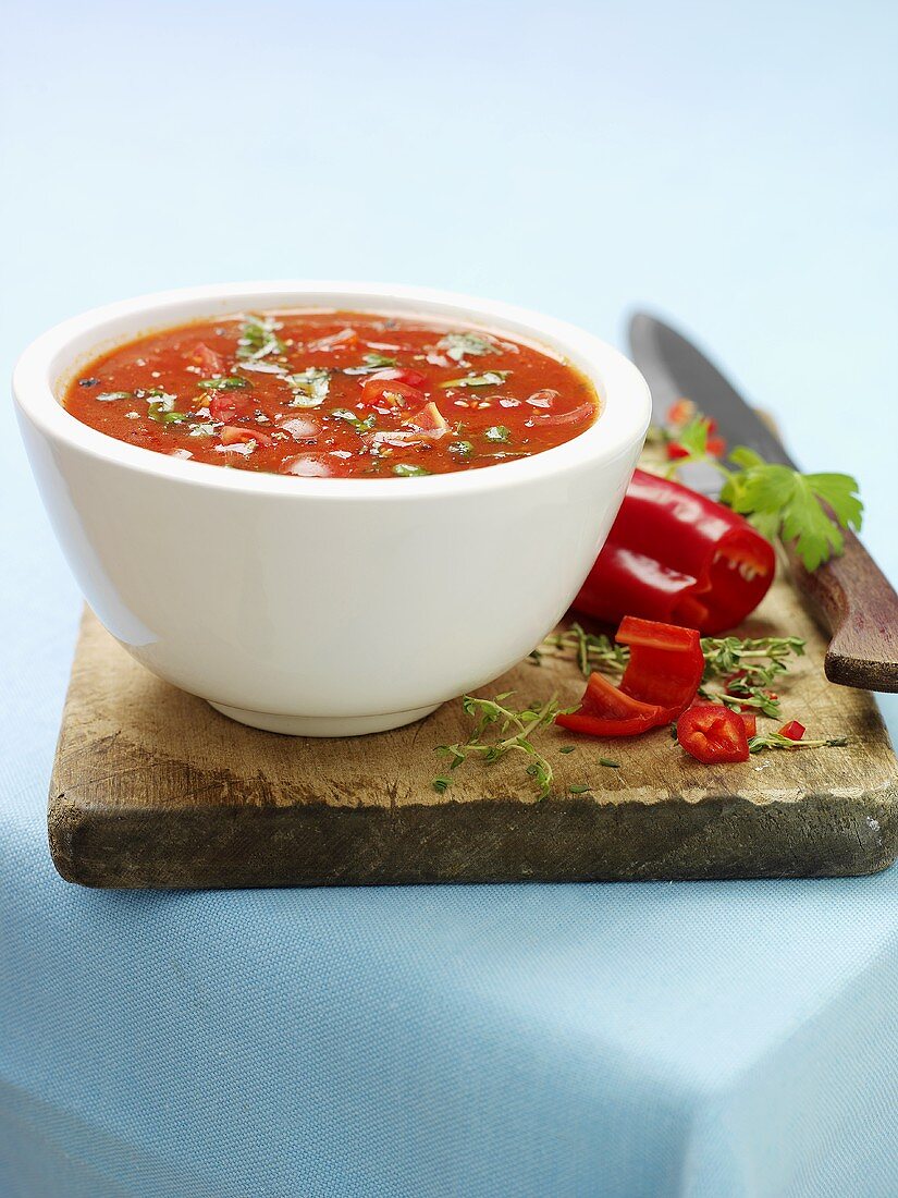 Tomatensuppe mit Paprika und frischen Kräutern