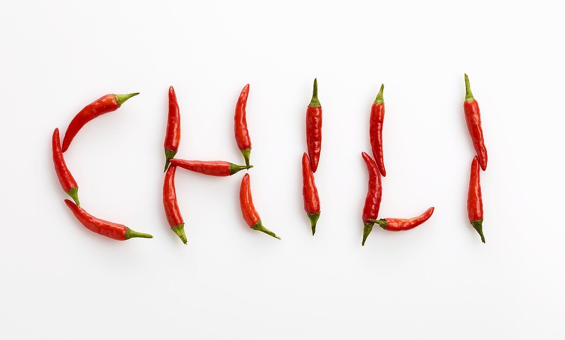 Schriftzug CHILI aus roten Chilischoten