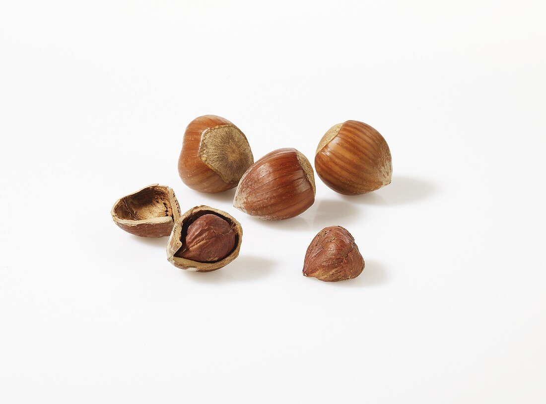 Hazelnuts, shelled and unshelled