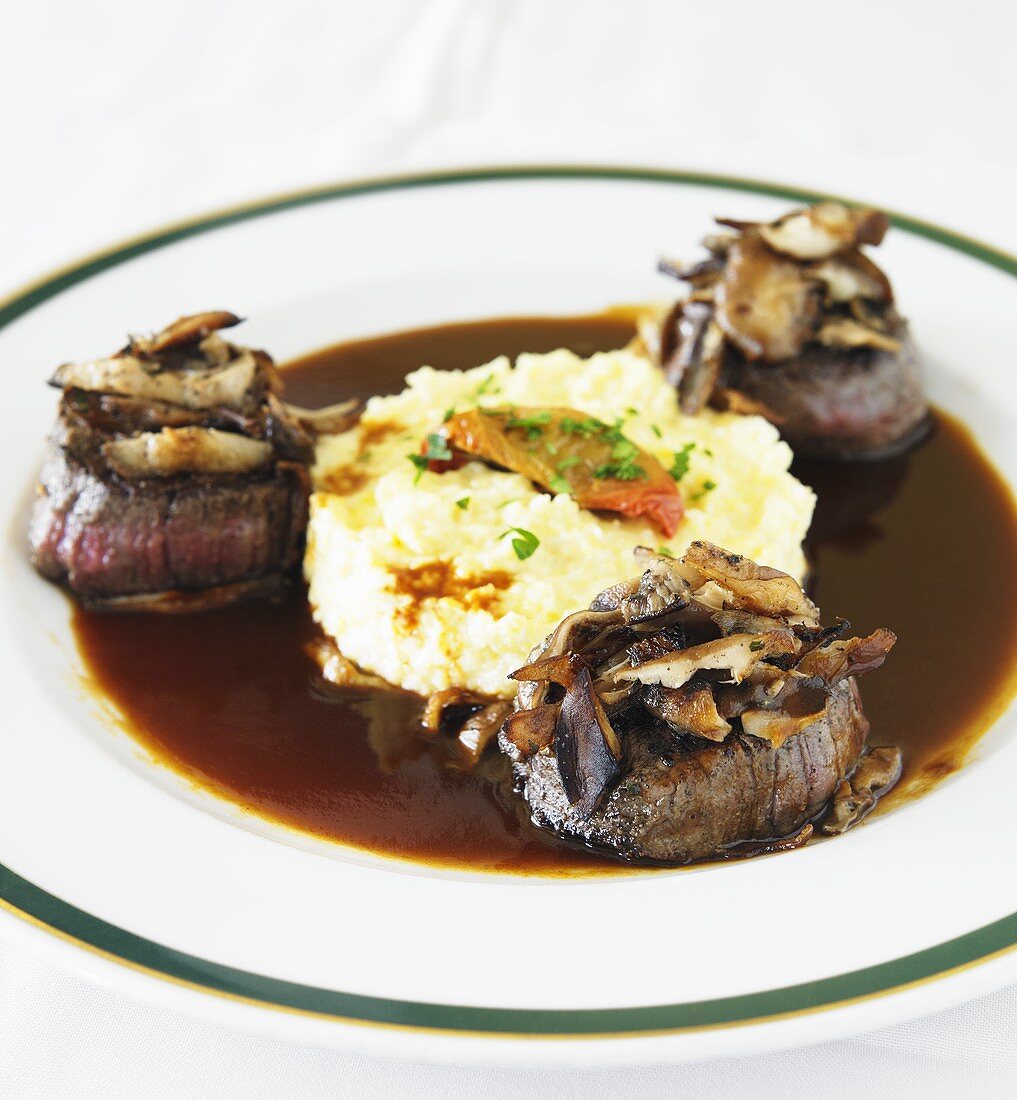 Rindermedaillons mit Polenta in Shiitakepilzsauce