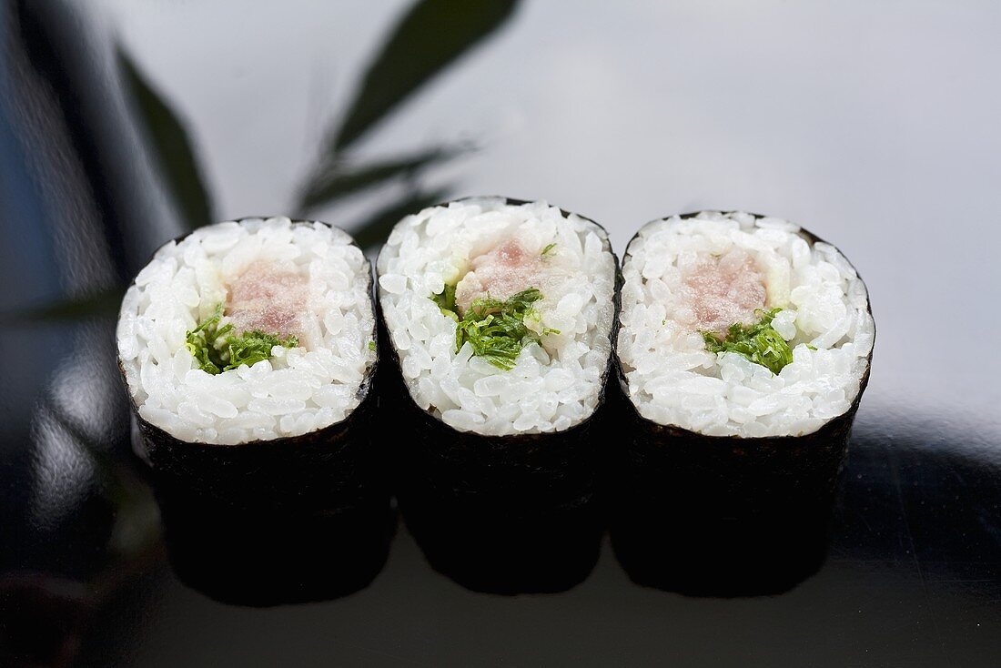 Maki-Sushi mit Thunfisch und japanischen Lauchröllchen (Negi)