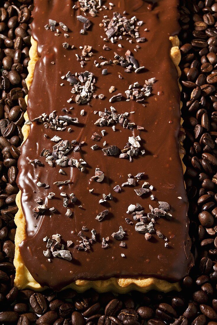 Schokoladen-Haselnuss-Tarte auf Kaffeebohnen