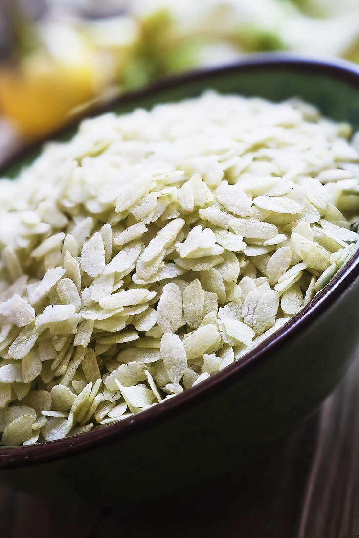 Grüner (unreifer) Reis in einer Schale