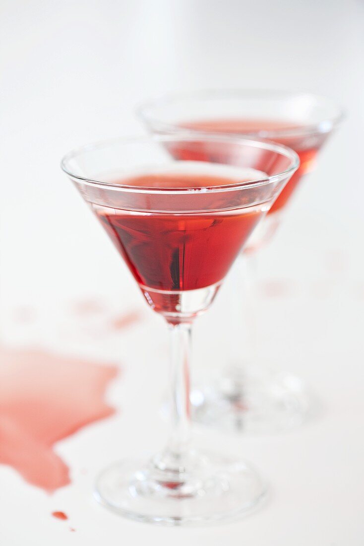 Roter Martini in zwei Gläsern