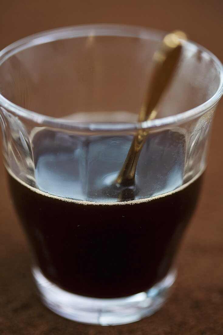 Kaffee mit Rum im Glas