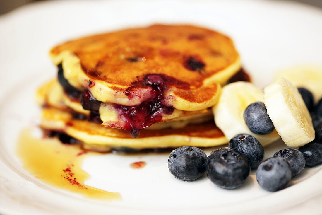 Pancakes mit Heidelbeeren, Bananen und Ahornsirup