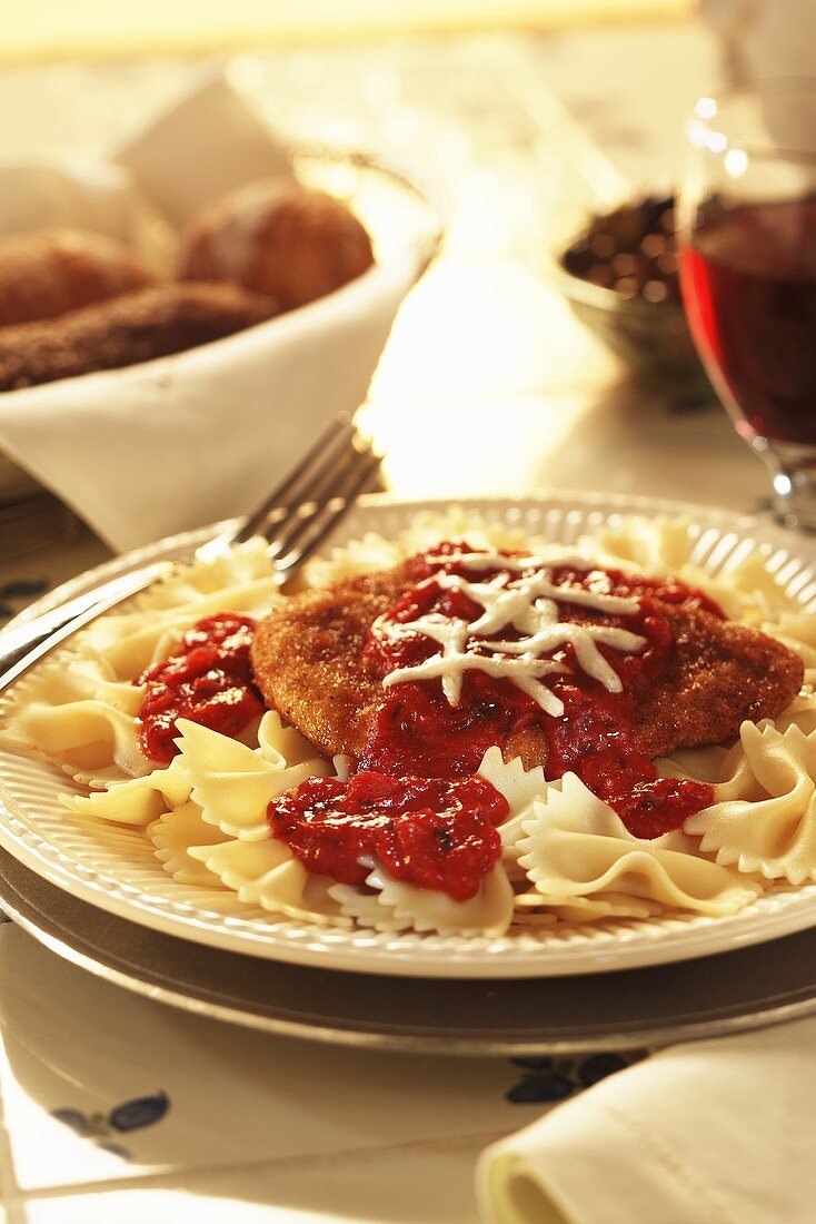 Farfalle mit paniertem Hähnchen und Tomatensauce