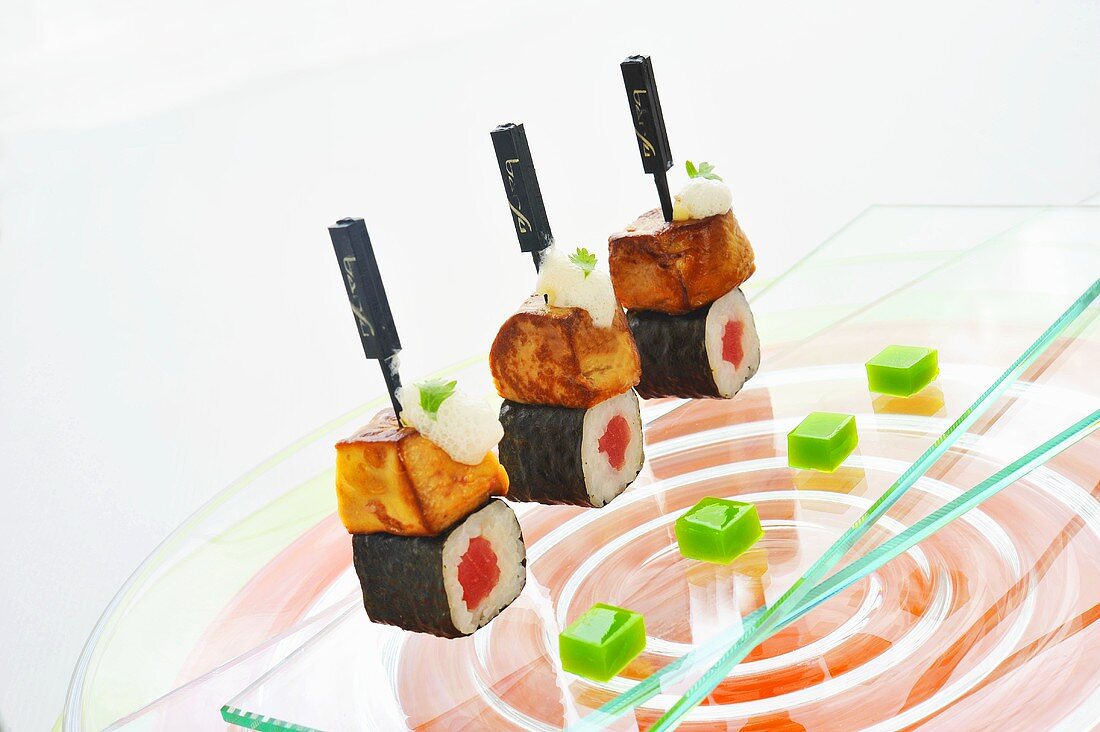 Gebratene Entenleber auf Thunfisch-Maki