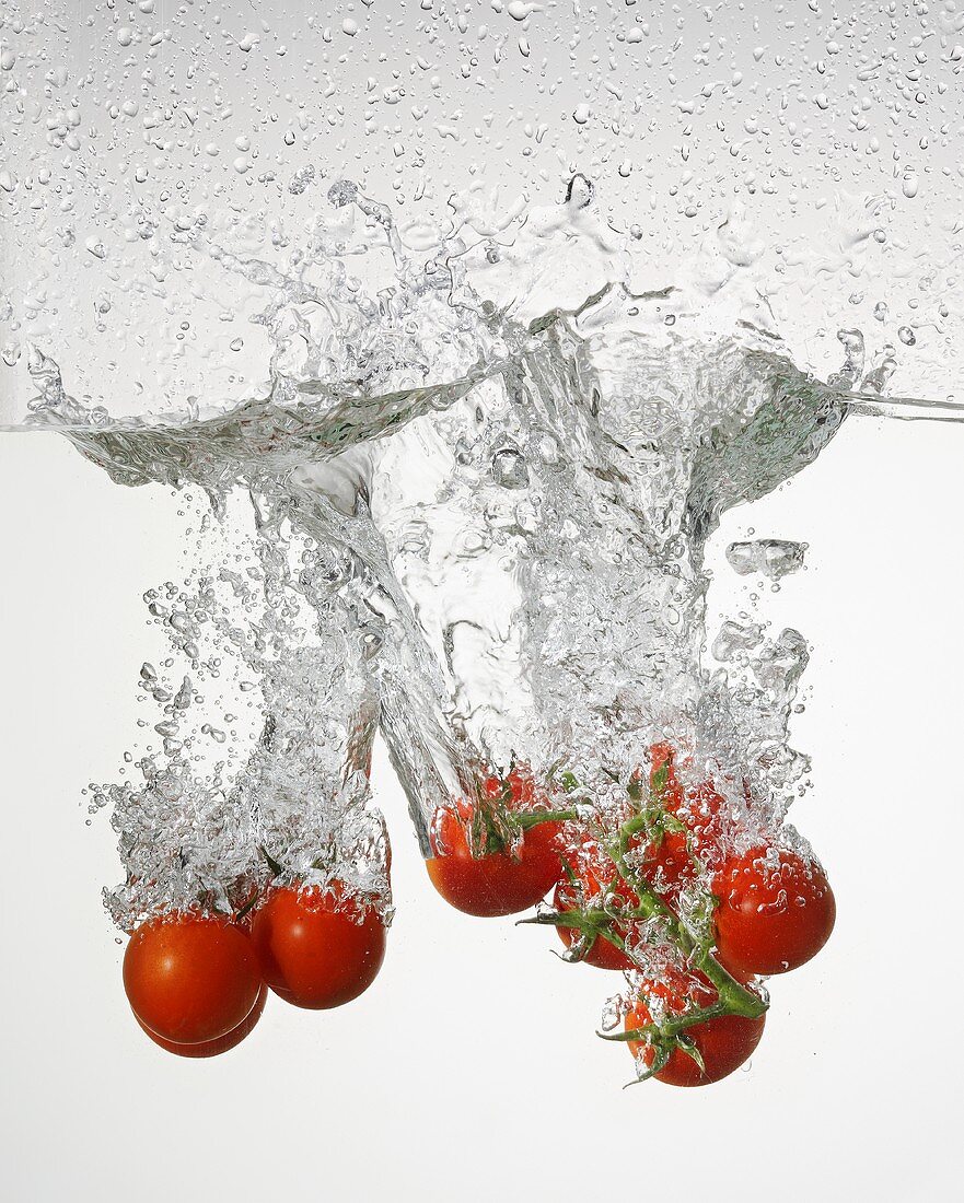 Tomaten fallen ins Wasser
