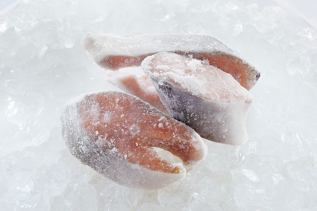 Gefrorene Lachskoteletts auf Eis