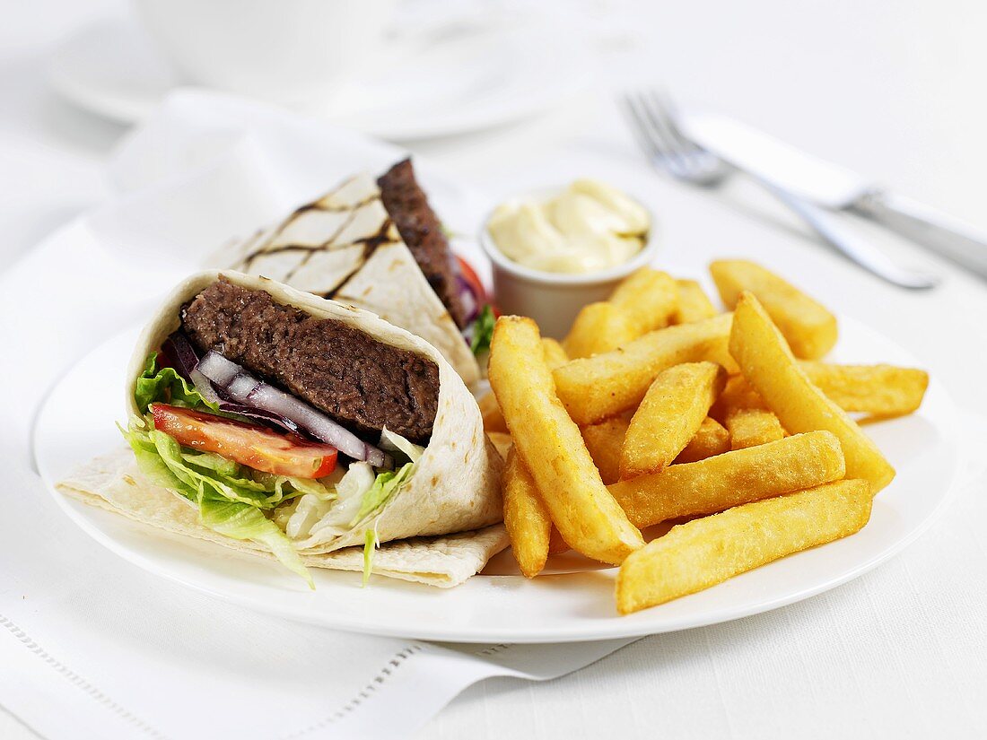 Wraps mit Frikadellen und Pommes frites