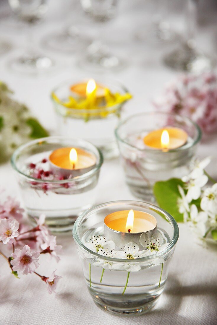 Schwimmende Teelichter mit Blütendeko