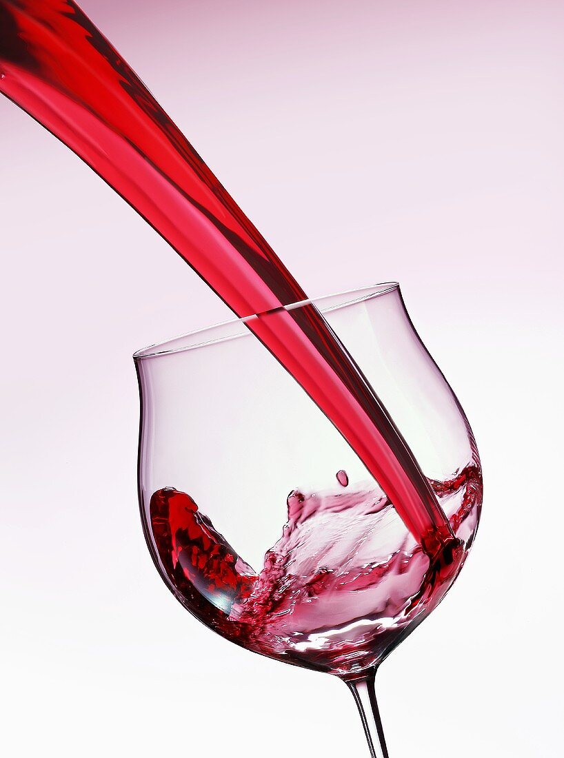 Rotwein in Glas einschenken