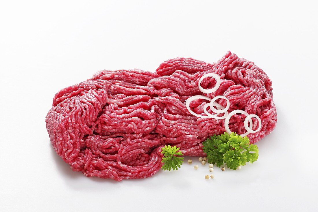 Freshly minced meat, onion rings and parsley
