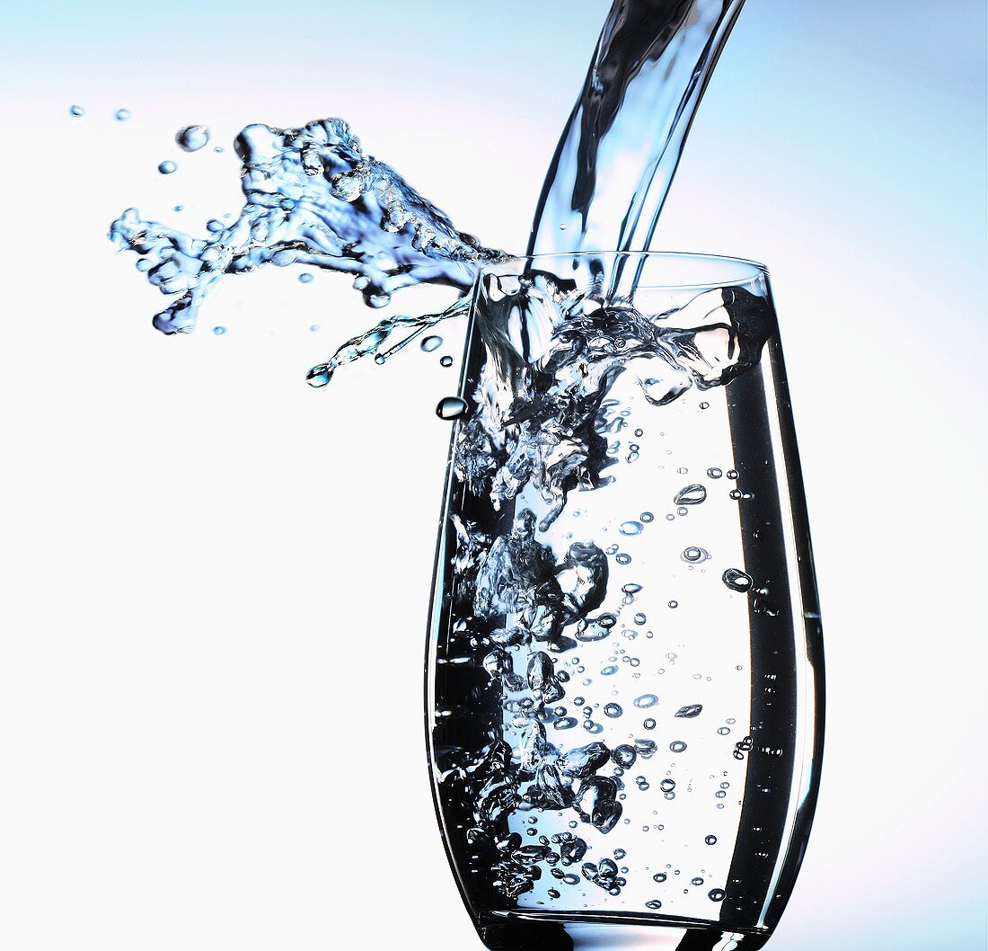 Wasser in Glas einschenken