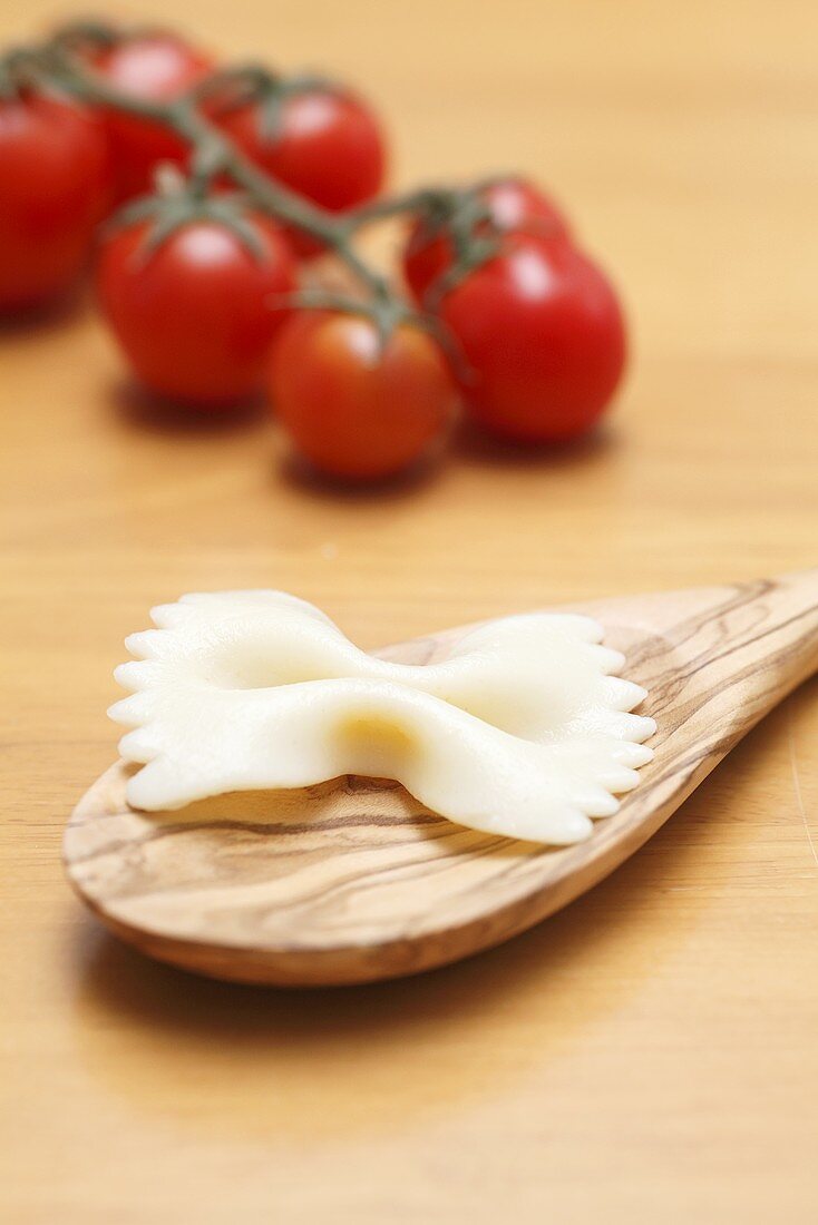 Farfalle auf Kochlöffel, Tomaten