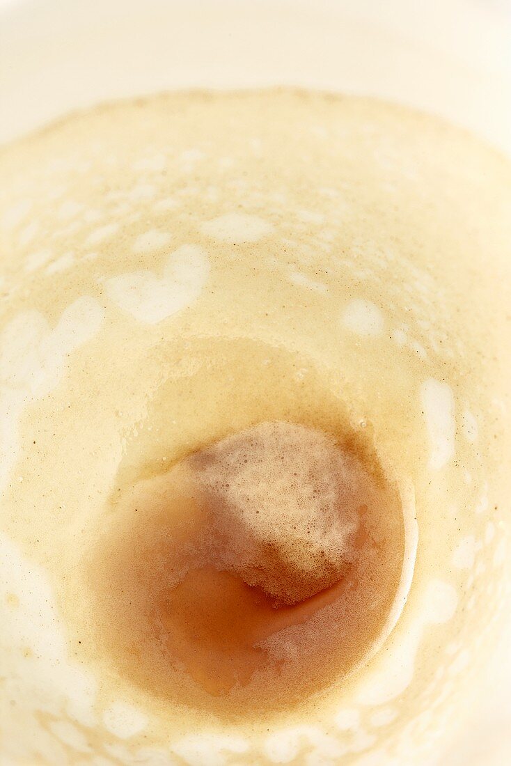 Reste von Kaffee in Tasse (Nahaufnahme)