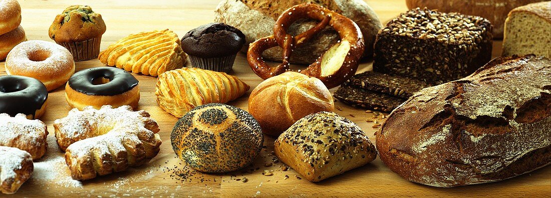 Verschiedene Brote, Brötchen und süsses Gebäck