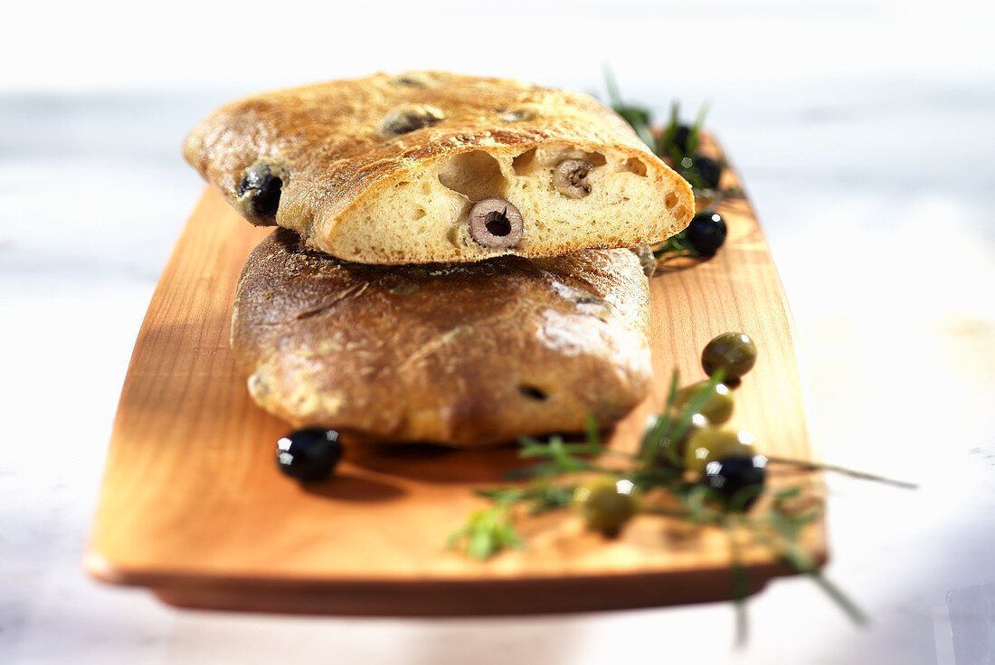 Ciabatta mit Oliven und Parmesan