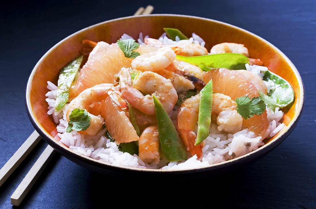 King prawns with grapefruit and mangetout on a bed of rice