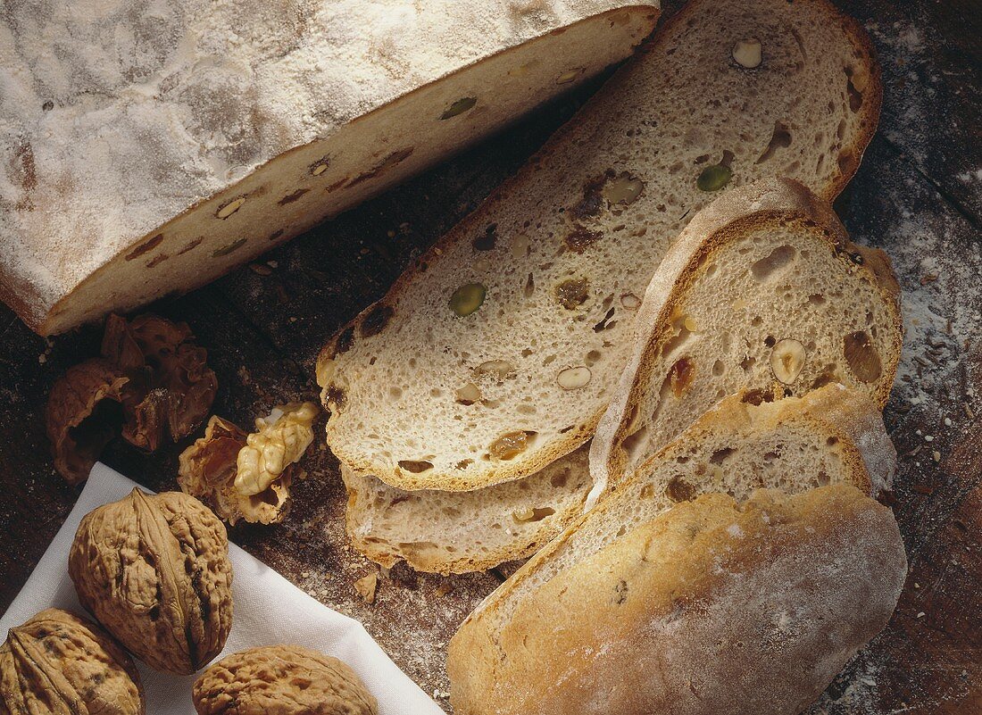 Nußbrot mit Rosinen & Honig