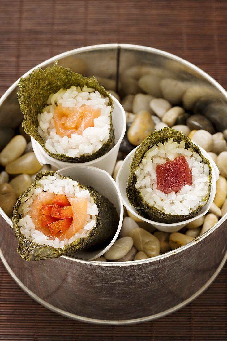 Temaki-Sushi mit Thunfisch, Lachs und Möhrensticks (Japan)