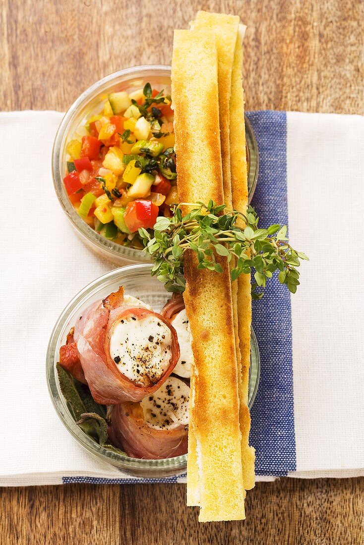 Ratatouille-Salat, Ziegenkäse im Speckmantel und Croûtons (Frankreich)