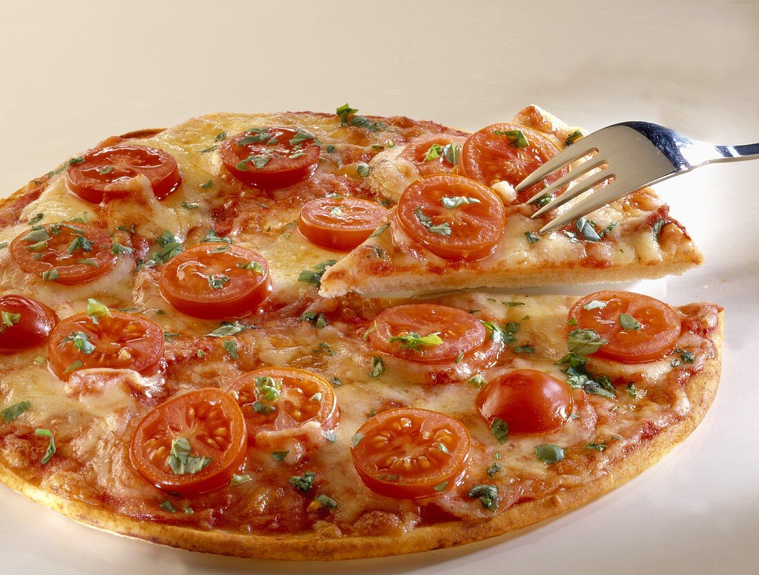 Pizza pomodoro (Pizza mit Tomatenscheiben & Käse, Italien)