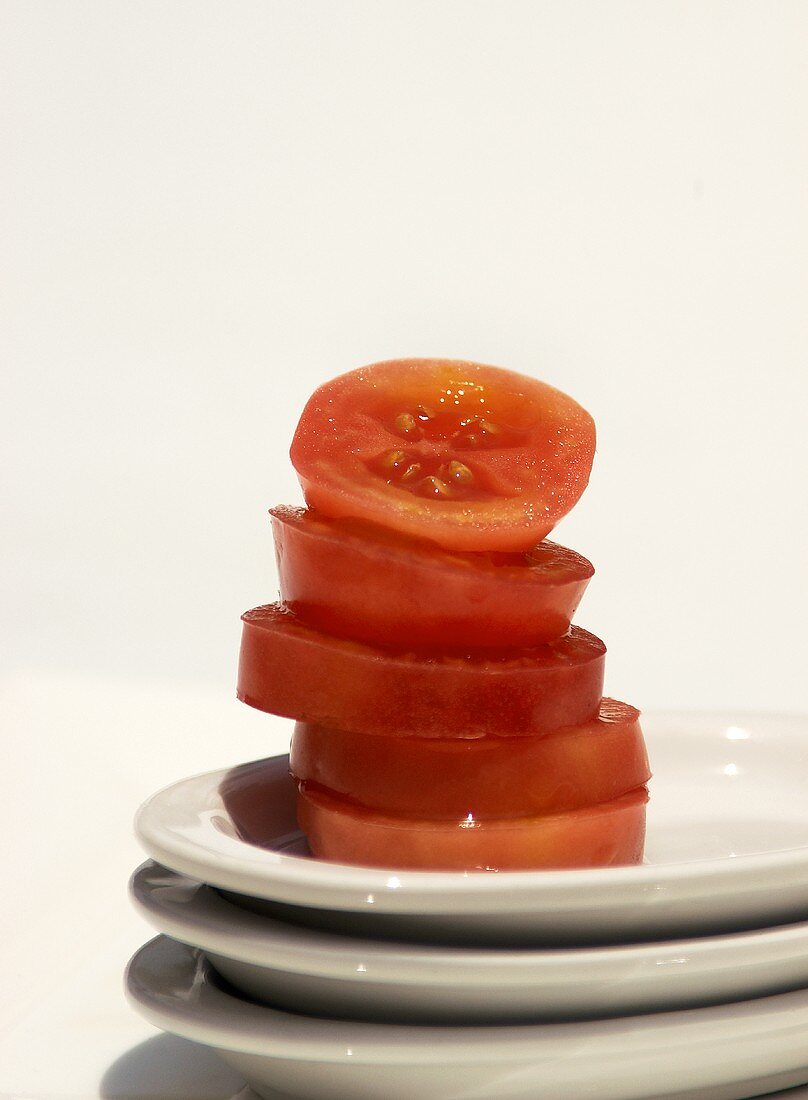 Tomatenstapel auf einem Tellerstapel
