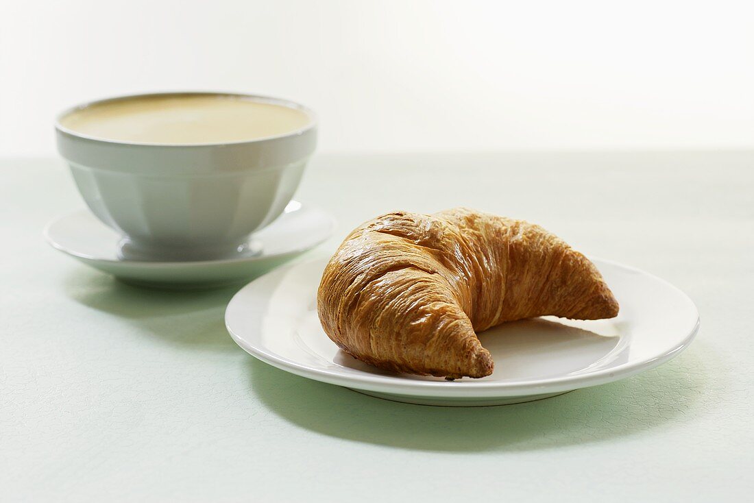 Milchkaffee mit einem Croissant