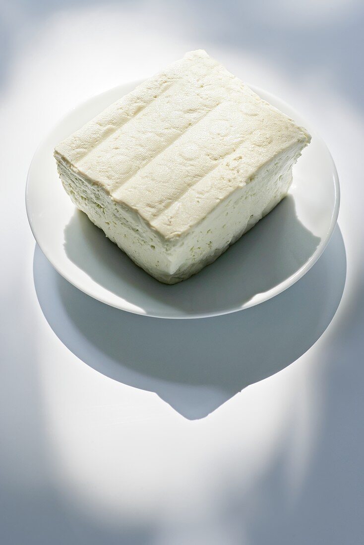 Tofublock auf einem Teller