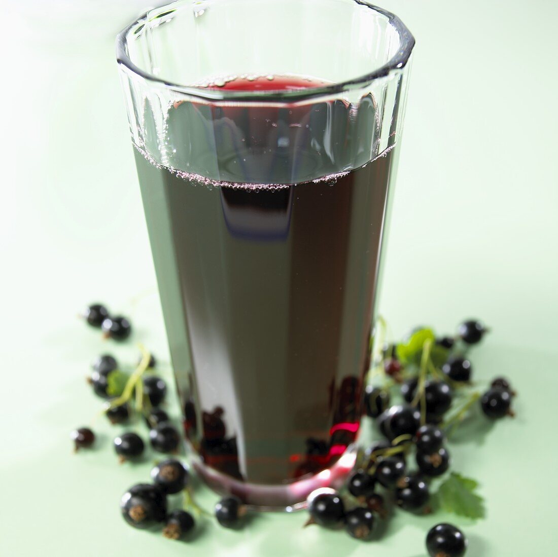 Ein Glas schwarzer Johannisbeersaft