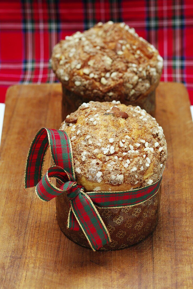 Mini-panettone with a bow