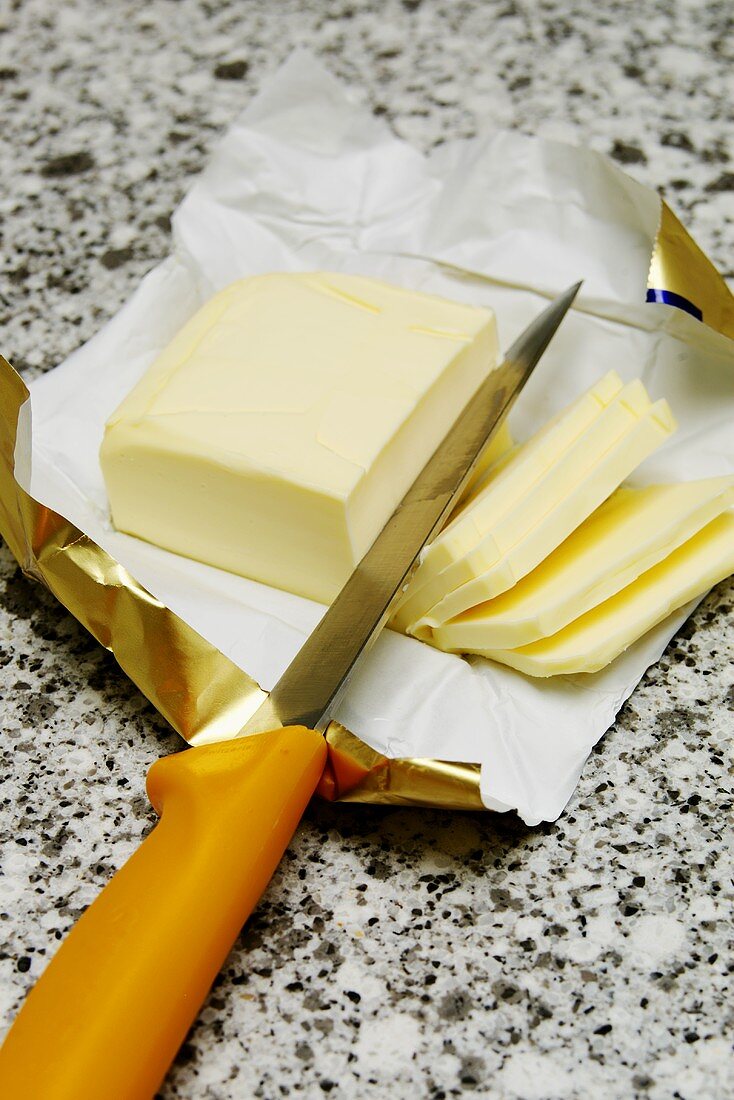 Butter, teilweise in Scheiben geschnitten