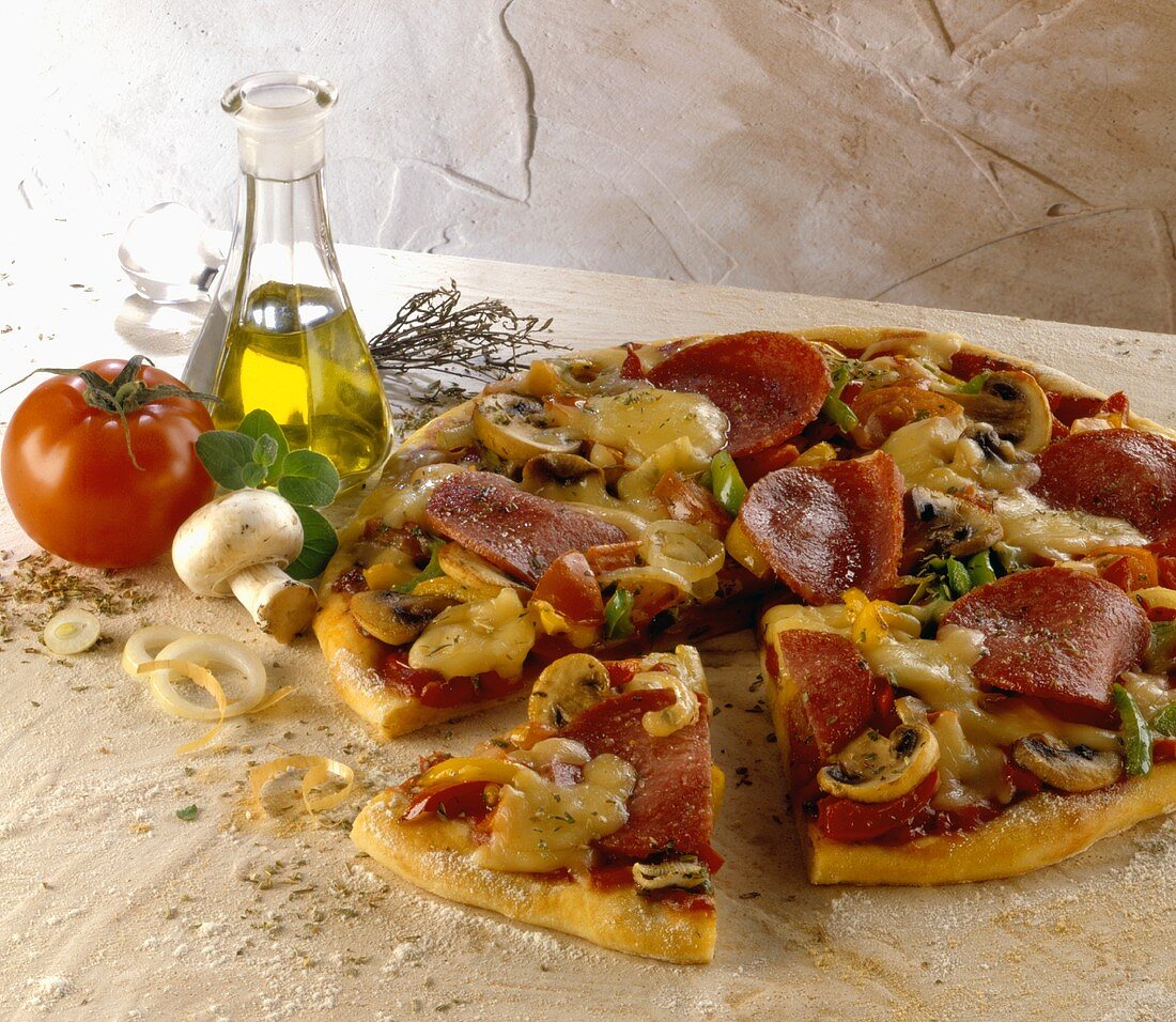 Pizza capricciosa (Pizza mit Salami und Gemüse, Italien)