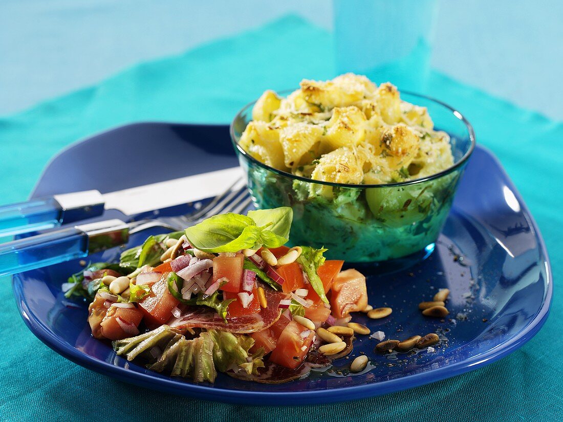 Überbackene Tortellini mit buntem Salat