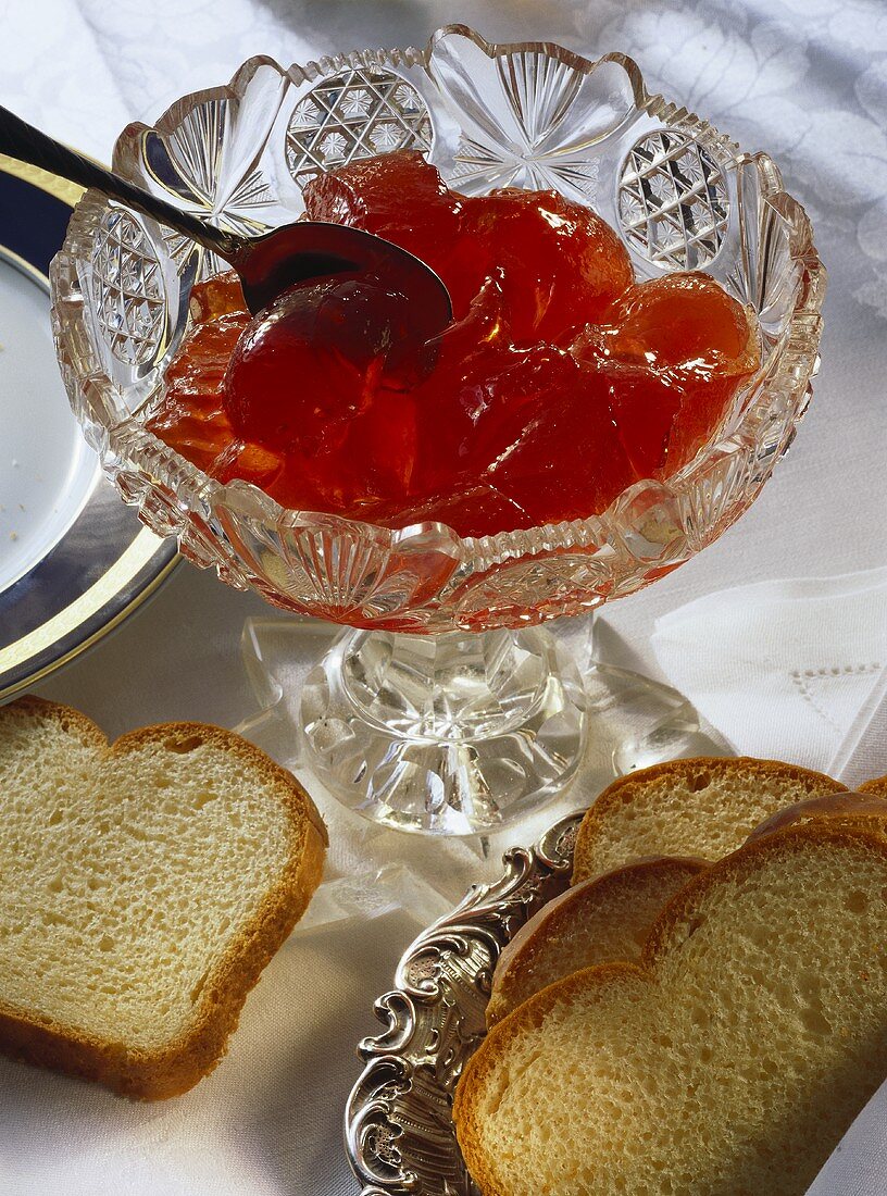 Rotes Johannisbeergelee mit Briochebrotscheiben