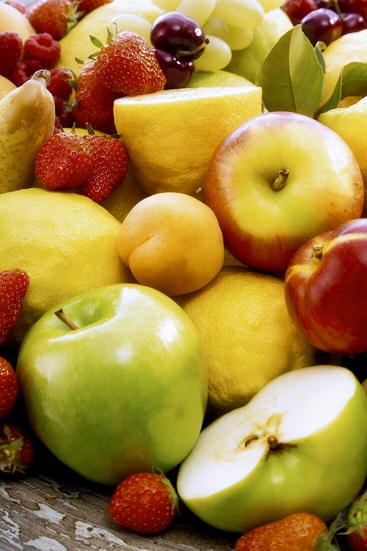 Obststillleben mit Früchten und Beeren