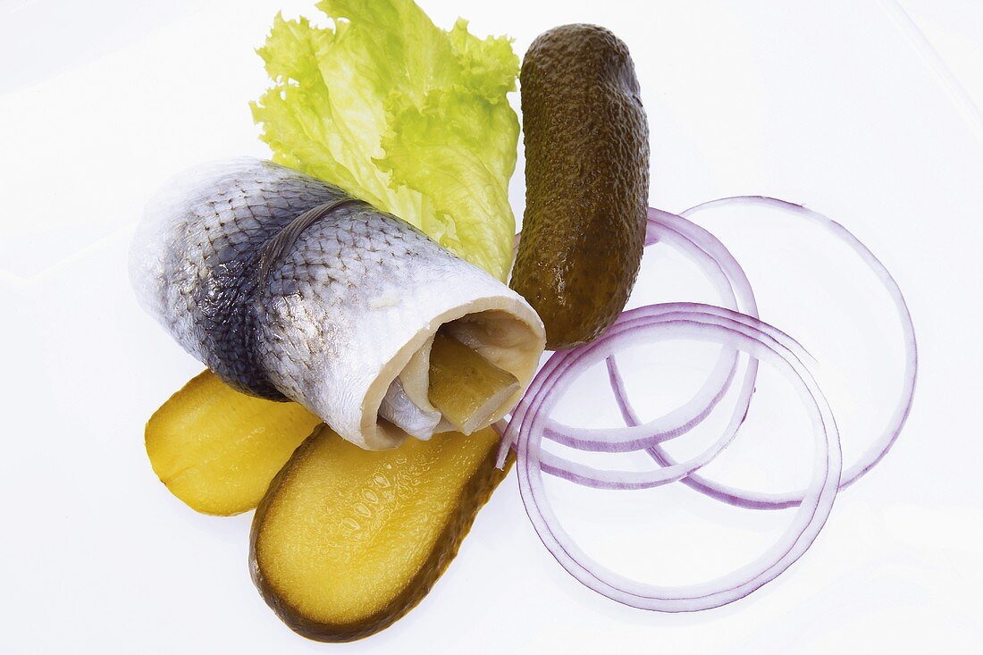 Rollmops mit Essiggurken und Zwiebelringen