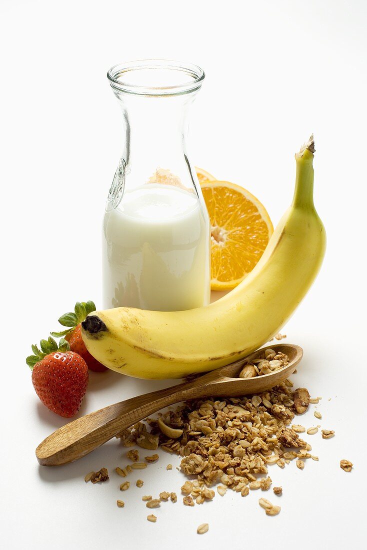 Gesunde Ernährung mit Müsli, Obst und Milch