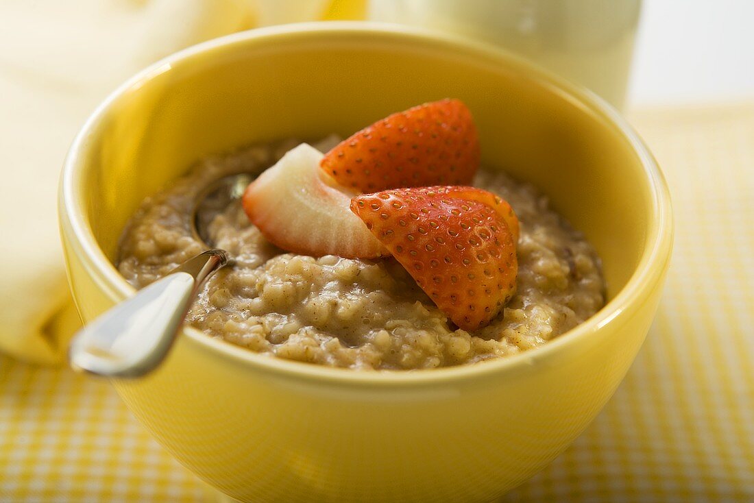 Porridge with strawberries