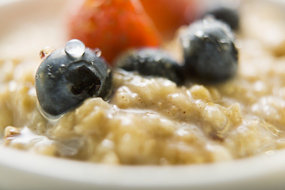 Porridge (Haferbrei) mit Beeren, Nahaufnahme