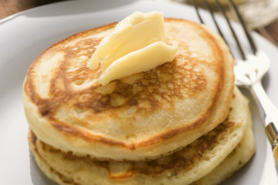 Pancakes mit Butterflocke auf einem Teller