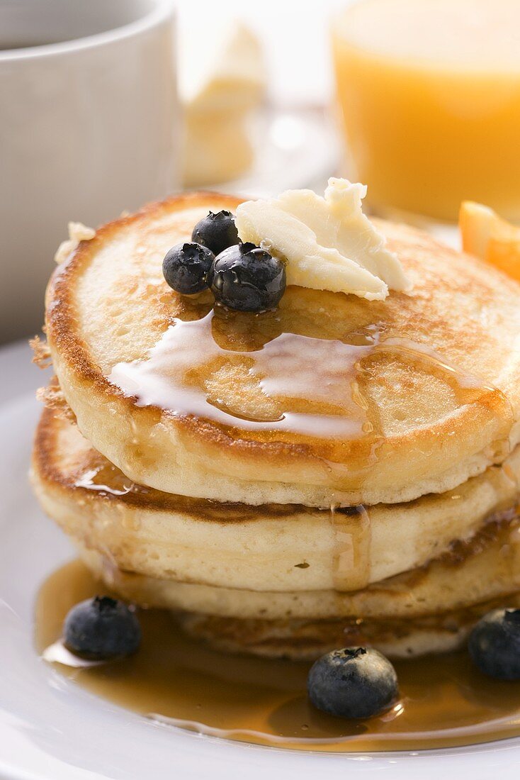 Pancakes mit Butter und Heidelbeeren zum Frühstück