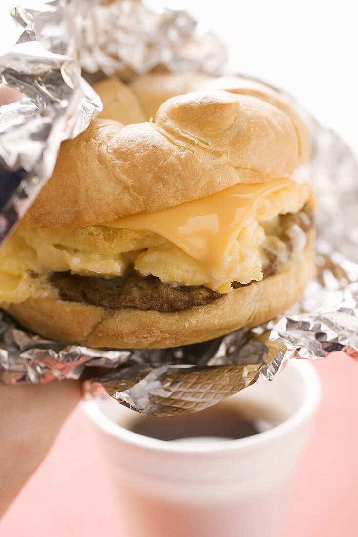 Cheeseburger mit Rührei in Alufolie