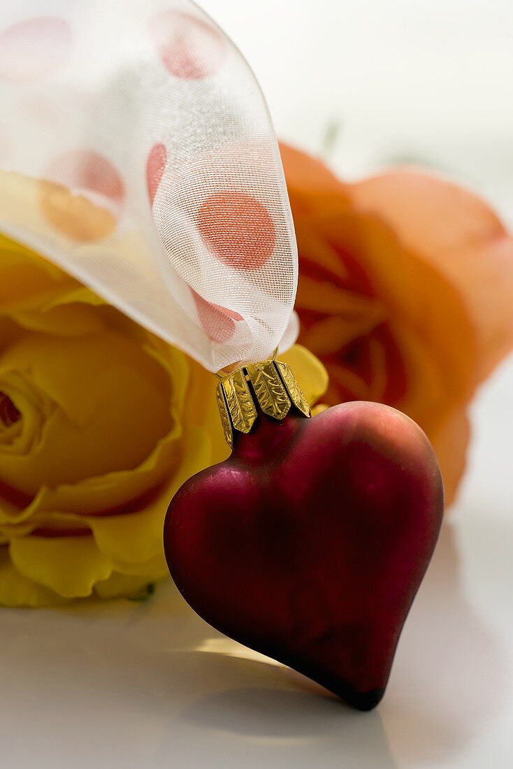 Symbole der Liebe: Herz und Rosen